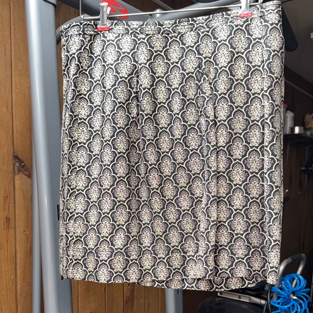 LOFT linen size 12 Black and Cream Scalloped Motif Pencil Skirt